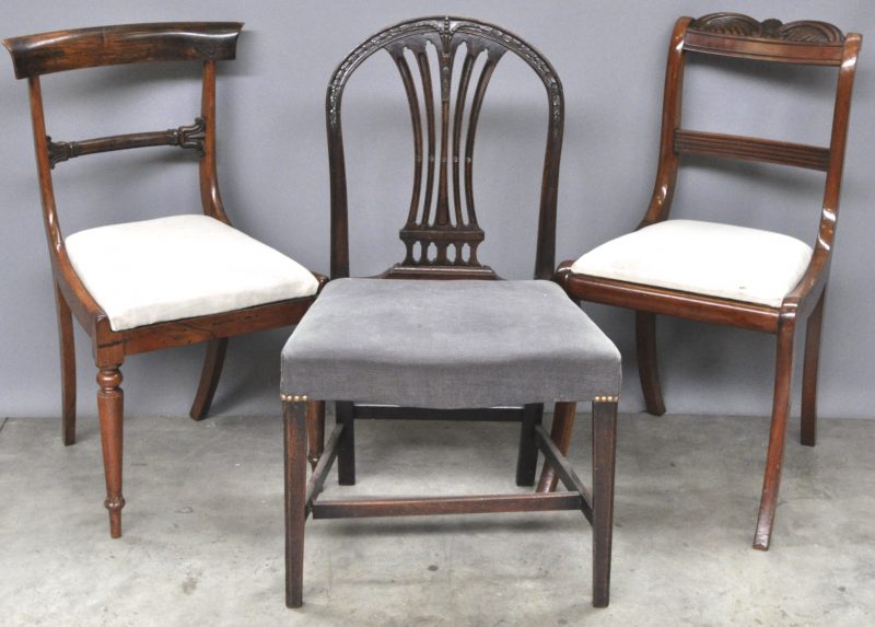 Drie stoelen van gesculpteerd mahoniehout in diverse uitvoeringen. Omstreeks 1900.