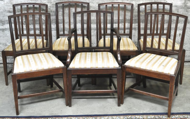 Zes mahoniehouten stoelen in Engelse stijl met een bijhorende armstoel. Eén rugleuning licht beschadigd.