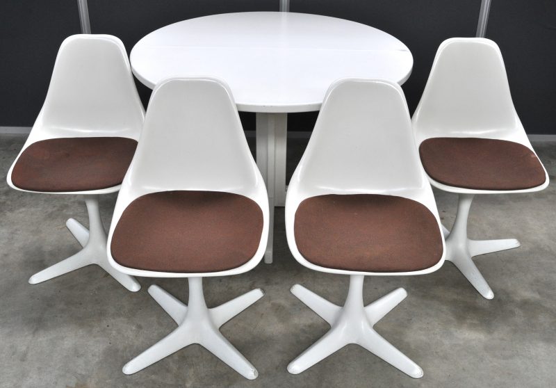 Vier vintage, zogenaamde ‘Tulip chairs’ van wit kunststof naar ontwerp van Eero Saarinen met een bruin stoffen bekleding. Omstreeks 1970. Gemerkt. We voegen er een verlengbare witte tafel op centrale poot aan toe.