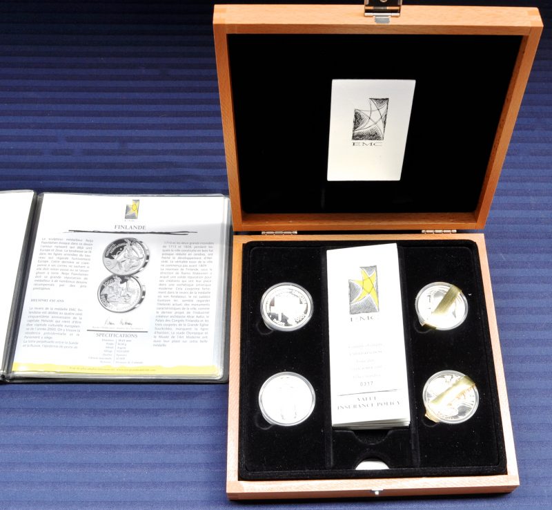 “Eenheid in verscheidenheid”. Een koffertje met 10 sterling zilveren munten m.b.t. de E.U. d.d. 2000. Ed. EMC.