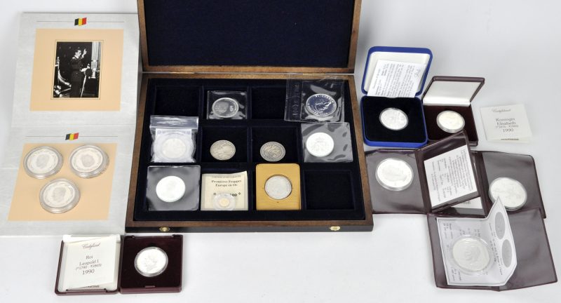 Een gevarieerde verzameling zilveren munten uit België, Nederland e.a. (17 stuks - ongeveer 400 g). En een klein gouden muntje (14 ct) “Premières Frappes Europe en or n° A03100 d.d. 2000. Met etuis en een kistje.
