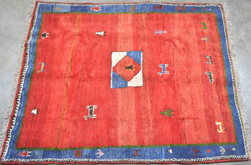 Een Perzisch tapijt van wol. Handgeknoopt