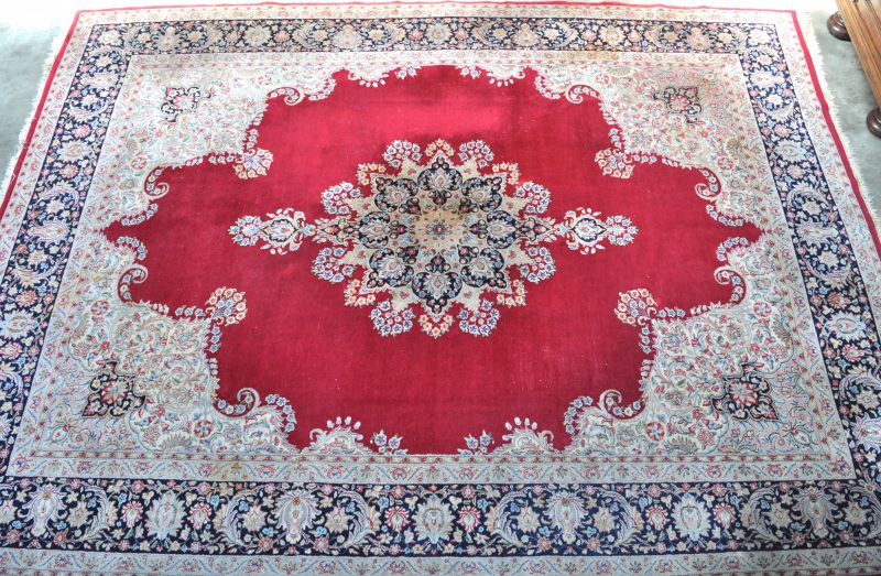 Een Oosters handgeknoopt wollen tapijt