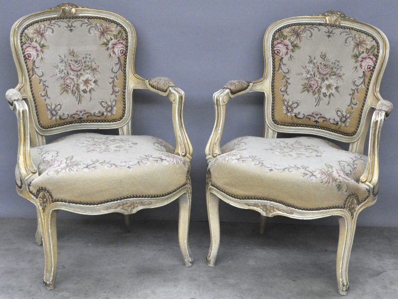 Twee fauteuils en cabriolet in Lodewijk XV-stijl van beige en goudgepatineerd hout, bekleed met tapisserie.