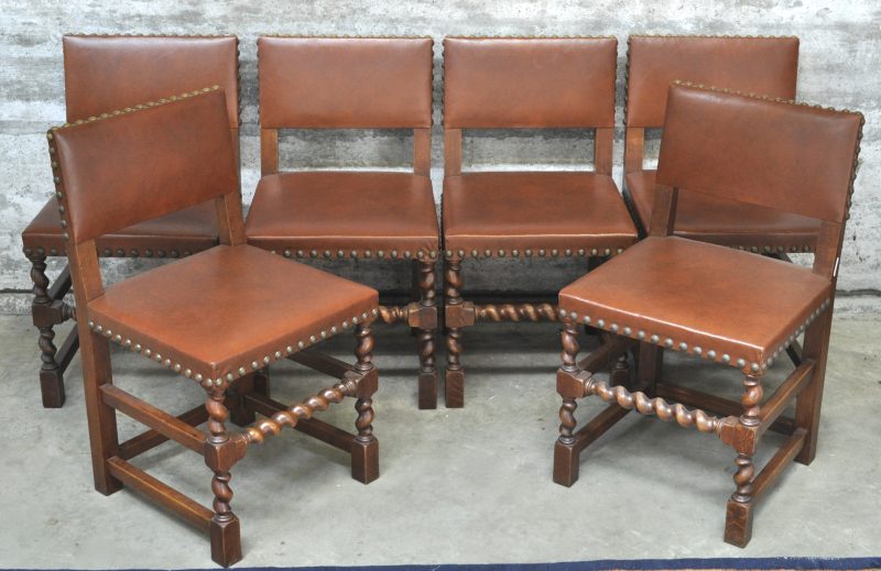 Een reeks van zes eikenhouten stoelen in renaissancestijl met getorste voorpoten.