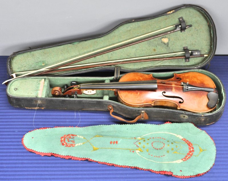 Een oude viool met twee strijkstokken en met koffer.  Te reviseren.