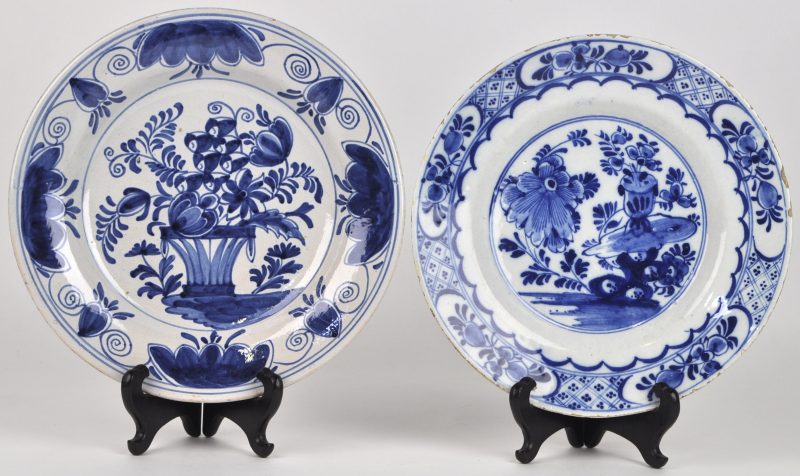 Twee verschillende borden van blauw en wit porselein. XIXe eeuw en omstreeks 1800. Eén met randschilfers. Beiden gemerkt.