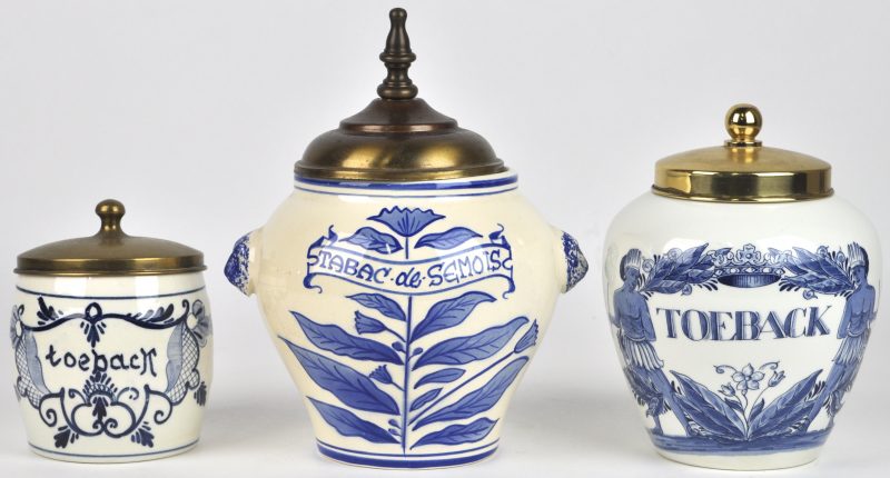 Drie verschillende tabakspotten van blauw en wit aardewerk. Recent werk.