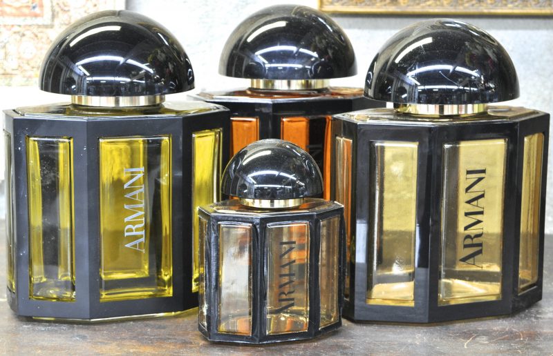 Vier grote parfum display twee van glas en twee van plastiek.