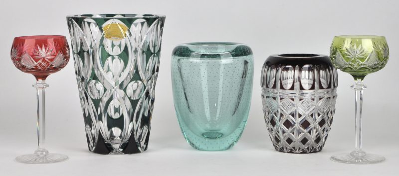 Een lot kristal, bestaande uit drie verschillende vazen en twee gekleurde glazen.