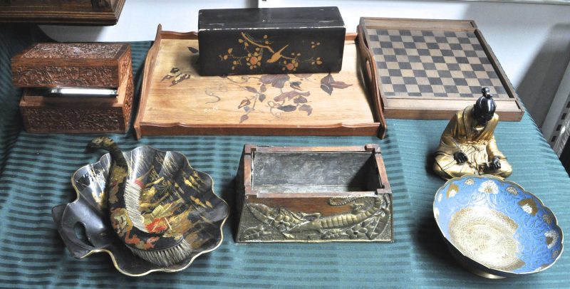 Een lot varia, bestaande uit houten doosjes, een Japanse wijze, een dambord, een koperen schaaltje, enz.