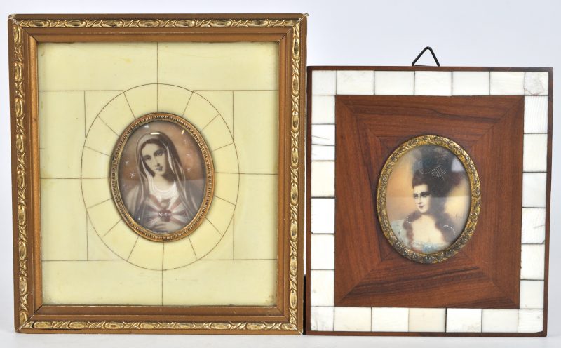 “Maria Heilig Hart” & “Edeldame”. Twee handgeschilderde miniaturen met een met ivoor ingelegde lijst.