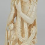Een Boeddhistische gebedsmolen van ivoor en been en een Krishna beeldje van gesculpteerd ivoor.