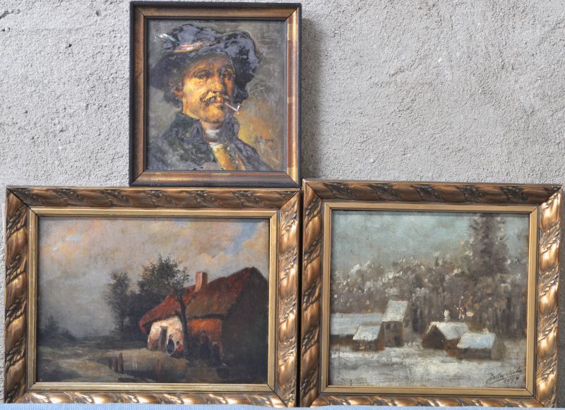Twee kleine hoevezichten en een mannenportret. Olieverf op paneel en de laatste eglomisé, gesigneerd H. Bauer. XIXe eeuw.