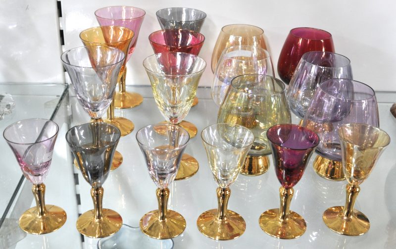 Serie van drie maal zes glazen met vergulde voet en in diverse kleuren glas. Medio XXste eeuw.