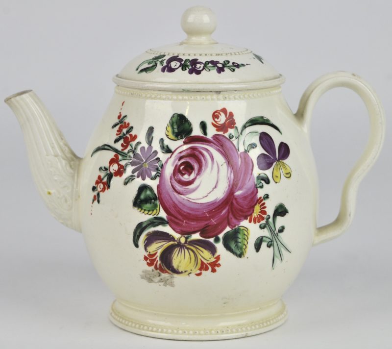 “Andenne”. Een theepot versierd met rozen. Omstreeks 1800.
