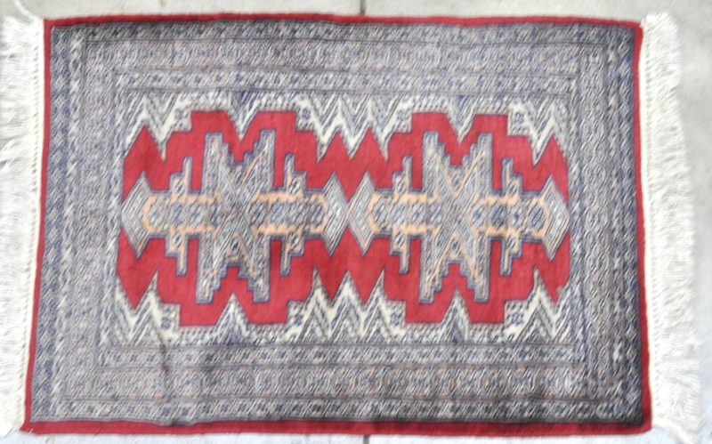 Een handgeknoopt Perzisch tapijtje van wol.