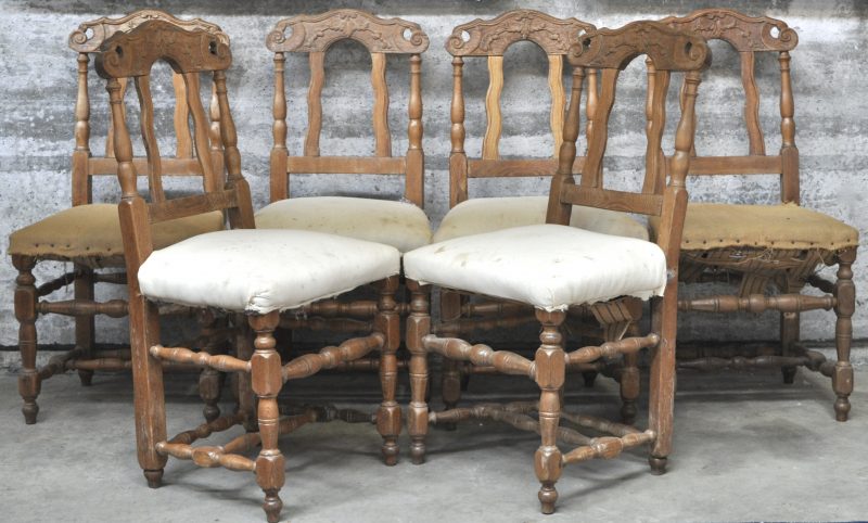 Een serie van zes gebeeldhouwde en gedraaide eikenhouten stoelen in regionale stijl. XIXde eeuw.