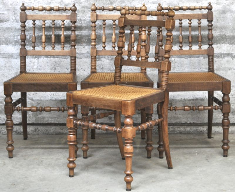 Een serie van vier notenhouten stoeltjes met rieten zitten, gedraaide poten en spijlen in de rug. XIXde eeuw. Onderaan gebrandmerkt S.D.