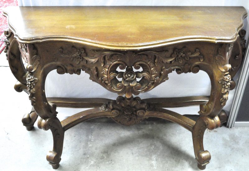 Console van gebeeldhouwd en gebeitst hout in Lodewijk XV-stijl.