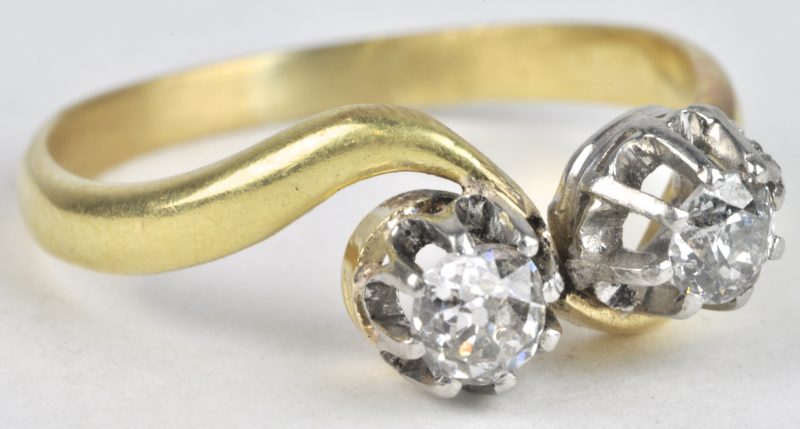 “Toi et moi”. Een 18 karaats wit en geel gouden ring bezet met twee briljanten met een gezamenlijk gewicht van ± 0,40 ct.