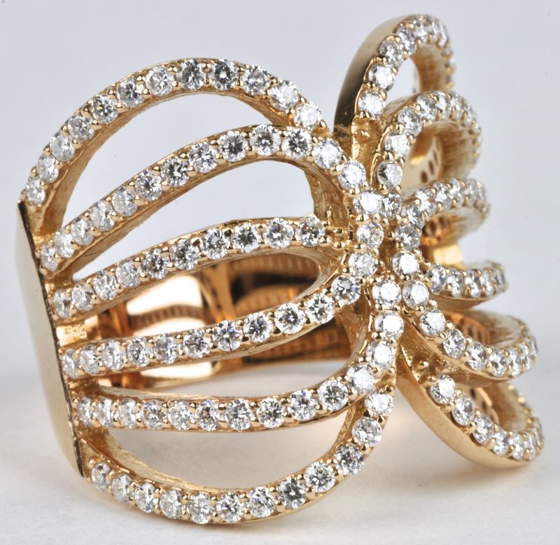 Een 18 karaats roze kleurige handgemaakte gouden ring bezet met 150 diamanten met een gezamenlijk gewicht van ± 1,41 ct.
