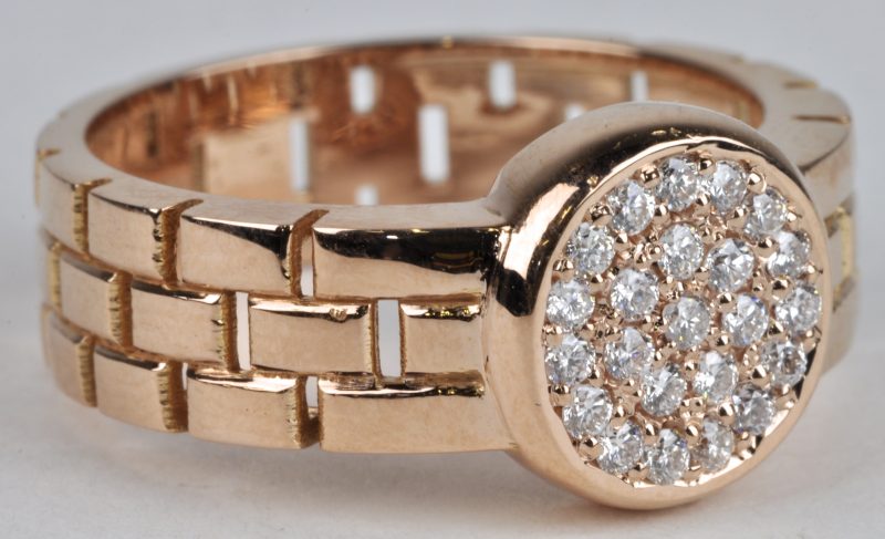 Een 18 karaats roze kleurige gouden ring bezet met diamanten met een gezamenlijk gewicht van ± 0,31 ct.