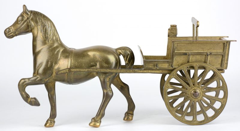Een bronzen paard met kar.