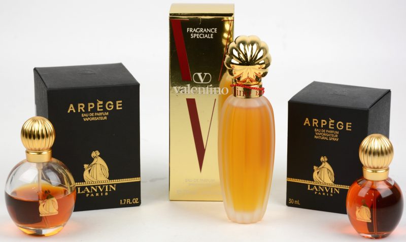 “Fragrance speciale”. Drie vaporisators eaux de parfum van 30, 50 en 75 ml.