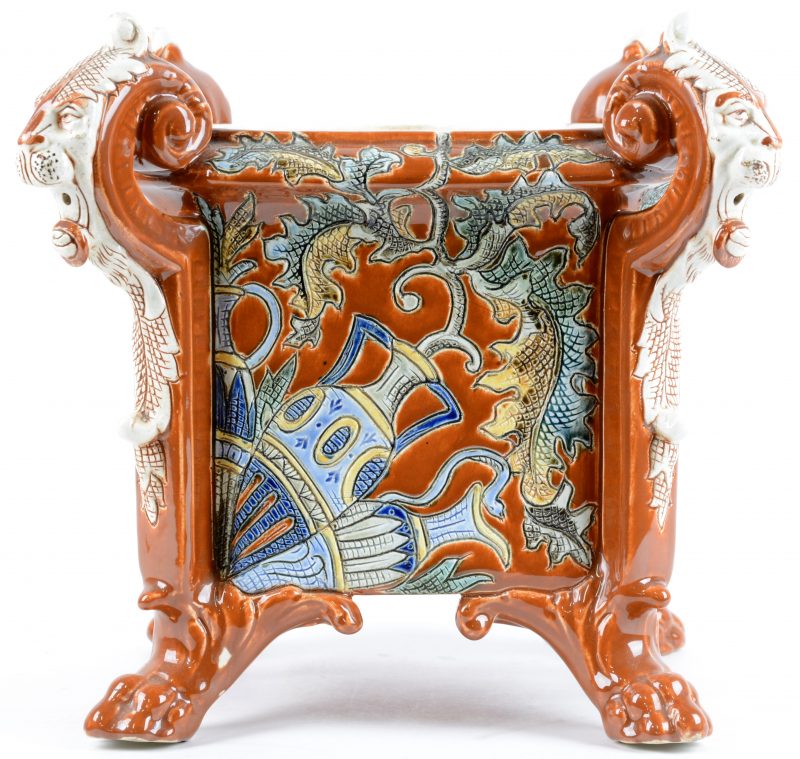 Vierkante art nouveau cachepot van polychroom aardewerk versierd met draken. Klein letsel onderaan.