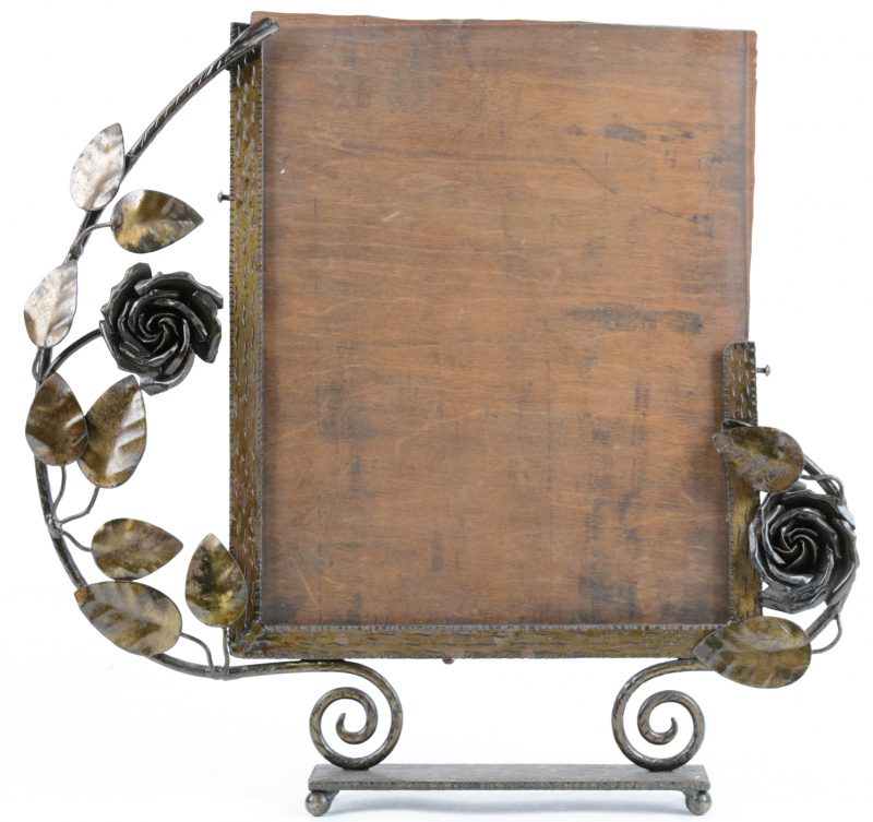 Een art nouveau fotolijst van smeedijzer, versierd met rozen.