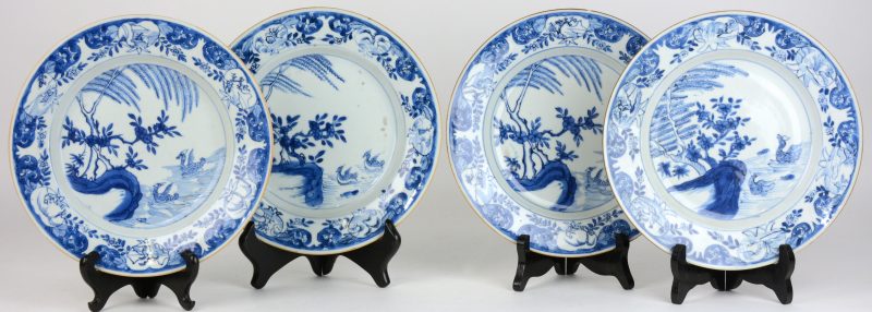 Een reeks van vier Chinese borden van blauw en wit porselein met een vijverdecor op het plat. XIXe eeuw.