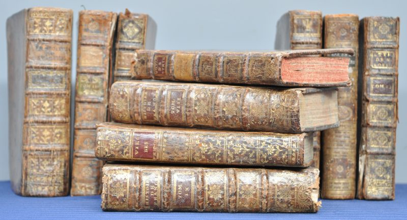 Een lot van tien oude boeken in lederen band uit de XXVIIIe en XIXe eeuw.