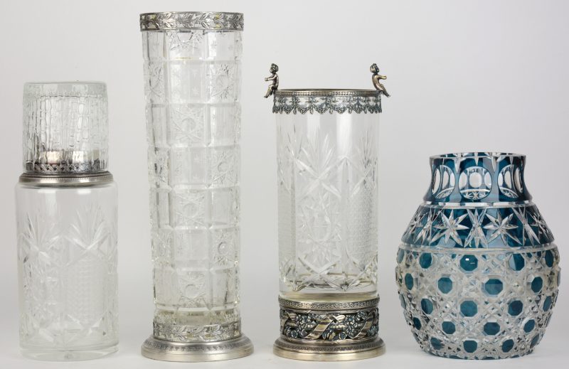 Een lot geslepen kristal, bestaande uit twee cilindervazen, een bolle vaas en een cocktailshaker.