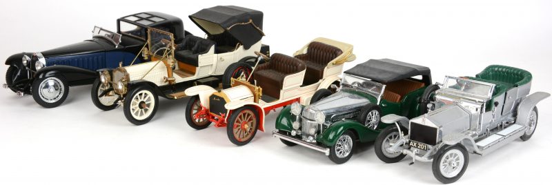 Vijf schaalmodellen, bestaande uit een Bugatti, een Alvis, een Rolls Royce, een Packhard en een Mercedes.