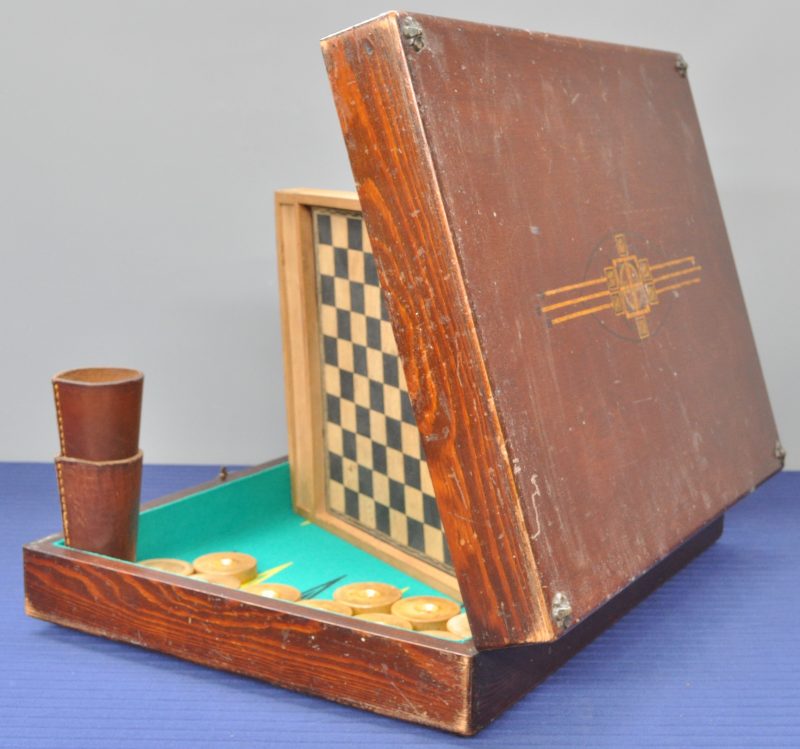 Een houten backgammonspel, volledig teerlingen, lederen bekers en gedraaide houten jetons. Laat XIXe eeuw.