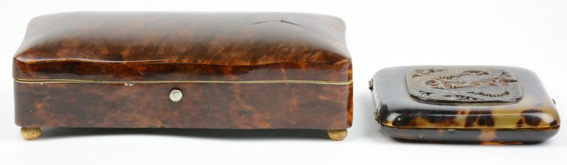 Een houten doosje, belegd met ivoor en schildpad en een sigarettendoosje van schildpad, versierd met een drakendecor in reliëf.