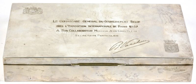 Een zilveren sigarendoos, als geschenk aan Mr. Jean-Louis Klein. Gemerkt ‘Simonet’. 900 ‰.