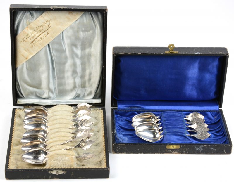 Achttien zilveren lepeltjes met Hollandse keuren en maker H.H. In originele doosjes.