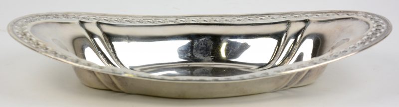 Een schaaltje van sterling zilver met gegraveerde randen.