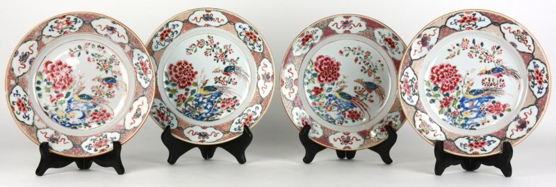 Vier borden van meerkleurig Chinees porselein, gedecoreerd met vogels en bloemen in het plat en acht cartouches op de vleugel. Tijdperk Qianlong.