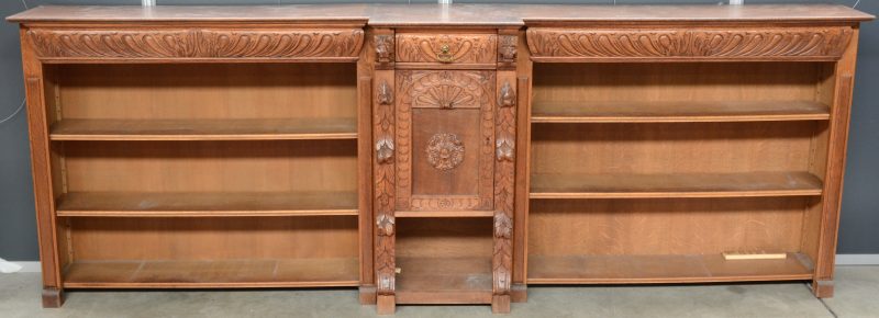 Een lage boekenkast van gesculpteerd hout in Mechelse renaissancestijl met centraal een paneeldeurtje en een lade. We voegen er een kleine credenza in dezelfde stijl aan toe.