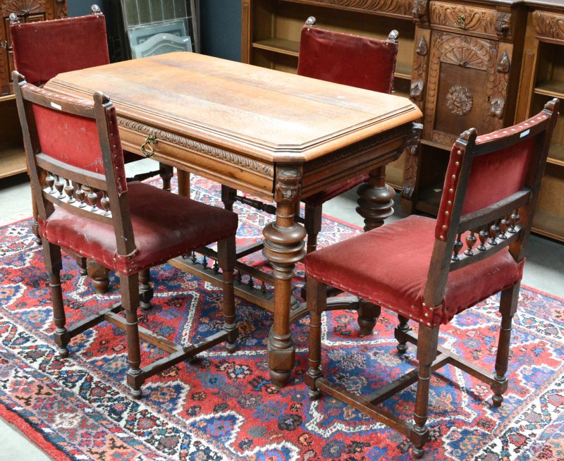Een tafel in van gesculpteerd eikenhout in Mechelse renaissancestijl. We voegen er vier gescukpteerde stoelen in vergelijkbare stijl, bekleed met fluweel aan toe.