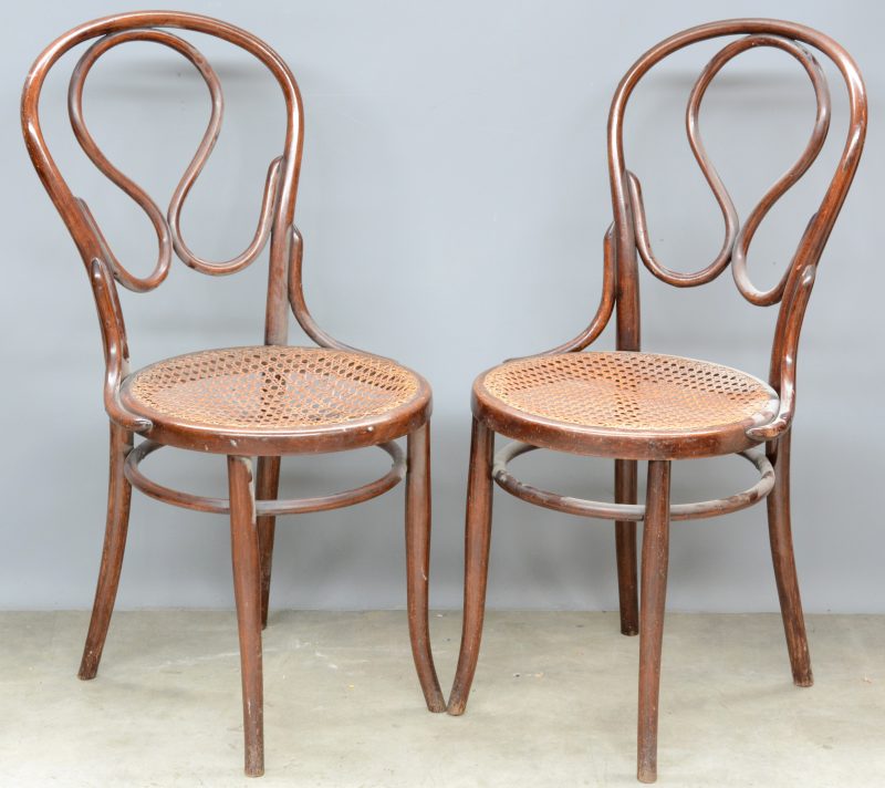 Een paar stoelen van stoomgebogen beukenhout in de stijl van Thonet.