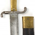 Een Imperiaal Duitse zwaardbajonet met zaagrug en met schede van leder en geel koper. Solingen.