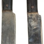 Twee militaire machetes. Gemerkt ‘Legitimus. Collins & Co.’. Amerikaans werk. 1943 & 1945. Met lederen holsters van Canadese makelij.