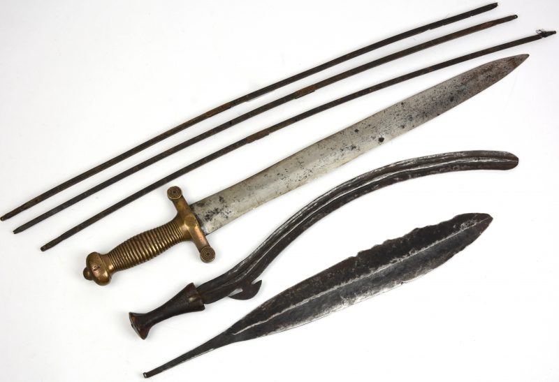 Een lot wapens, bestaande uit drie kleine bogen, een sikkelmes, een replica van een eenhander met bronzen handvat en een speerpunt.