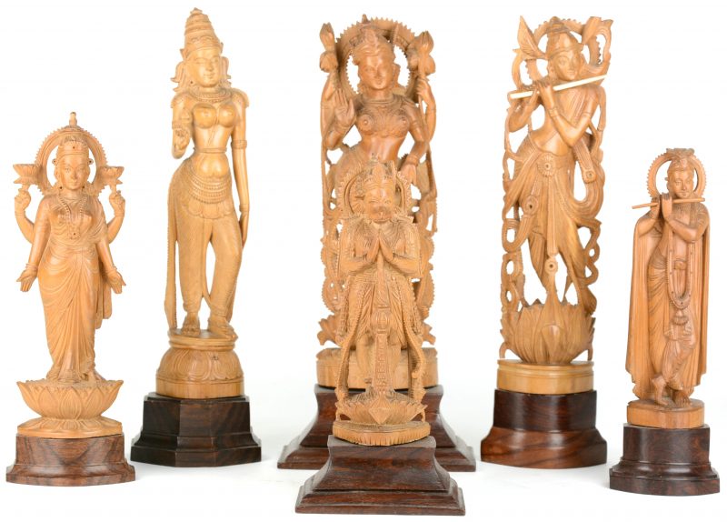 Een lot van zes Indische godsbeeldjes van gesculpteerd hout.