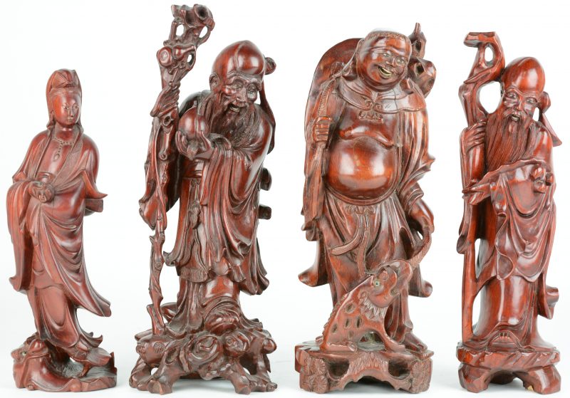 Een lot van twee Chinese wijzen met perzikken, een voorstelling van Boeddha met fabeldier (Kleine beschadiging) en een Guan Yin van gesculpteerd hardhout.