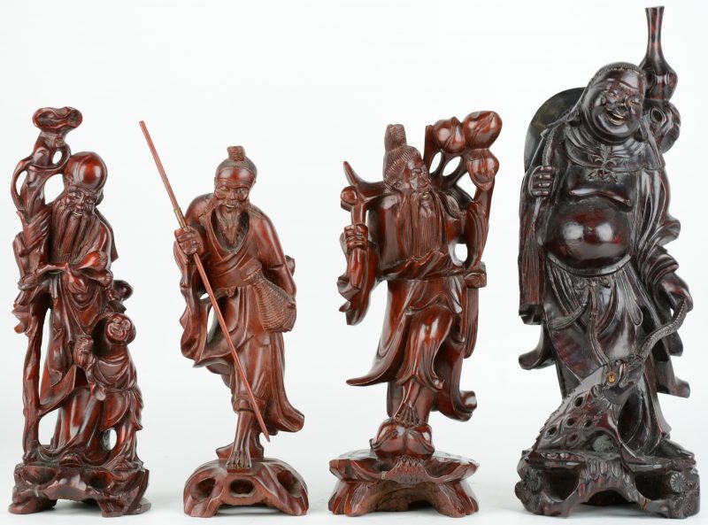 Twee verschillende Chinese wijzen, een visser en een voorstelling van Boeddha met een fabeldier van gesculpteerd hardhout. (Laatste met barst)